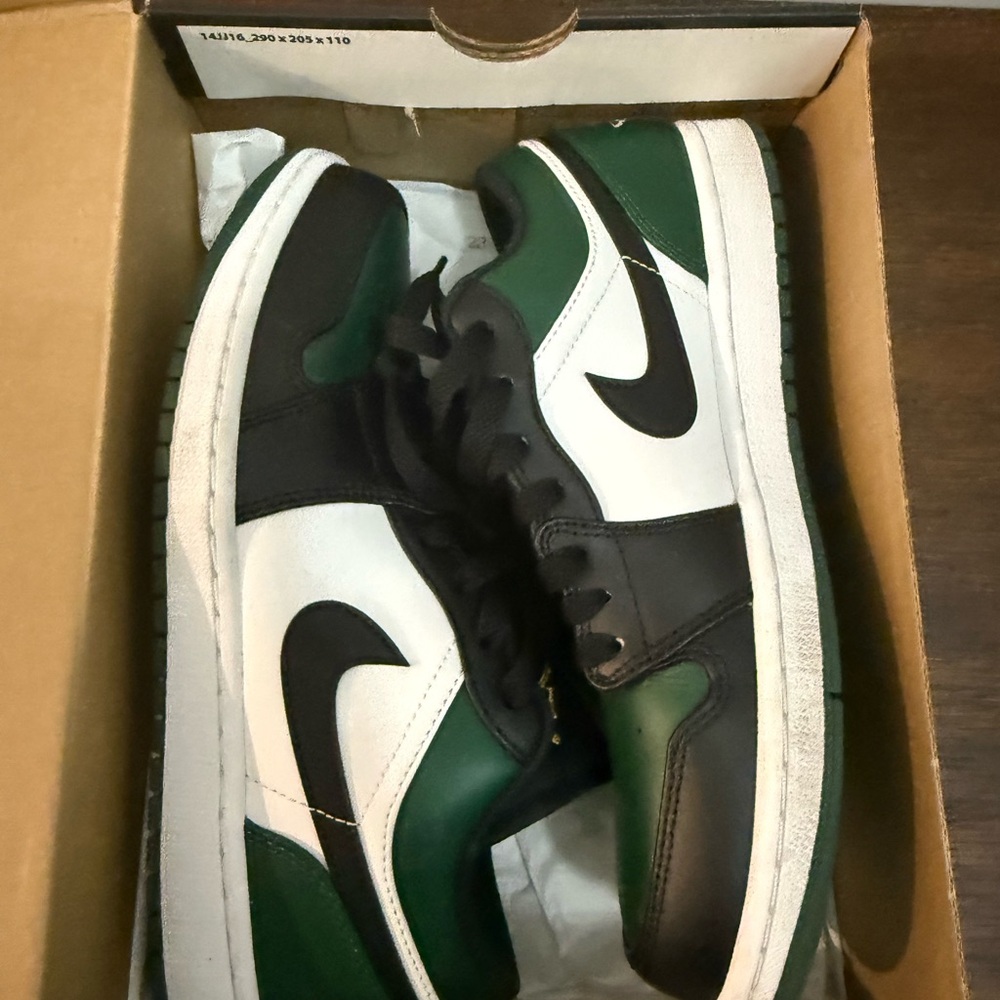 Air Jordan 1 Green Toe Men's Black, White, and Green Sneakers size 7.5 SOLD